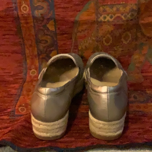 LOVIN’ NATURALIZER PEWTER FLATS - Picture 3 of 4